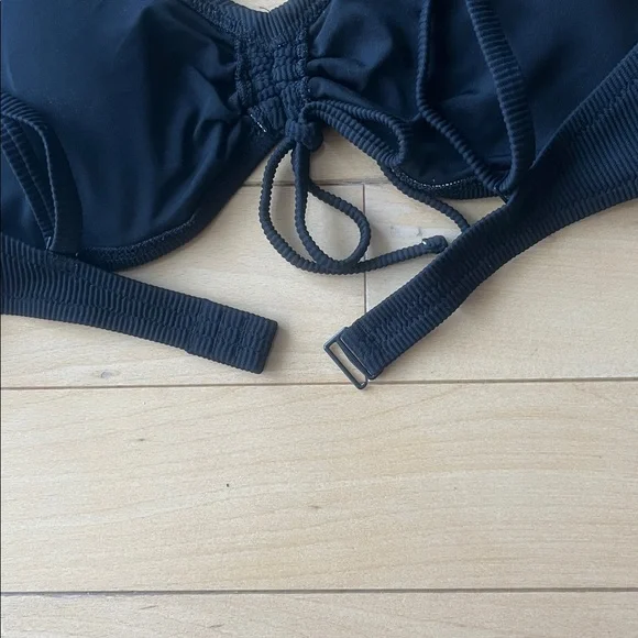 NWOT Aerie V Ruched Ribbed Scoop Bikini Top in True Black - Picture 3 of 6